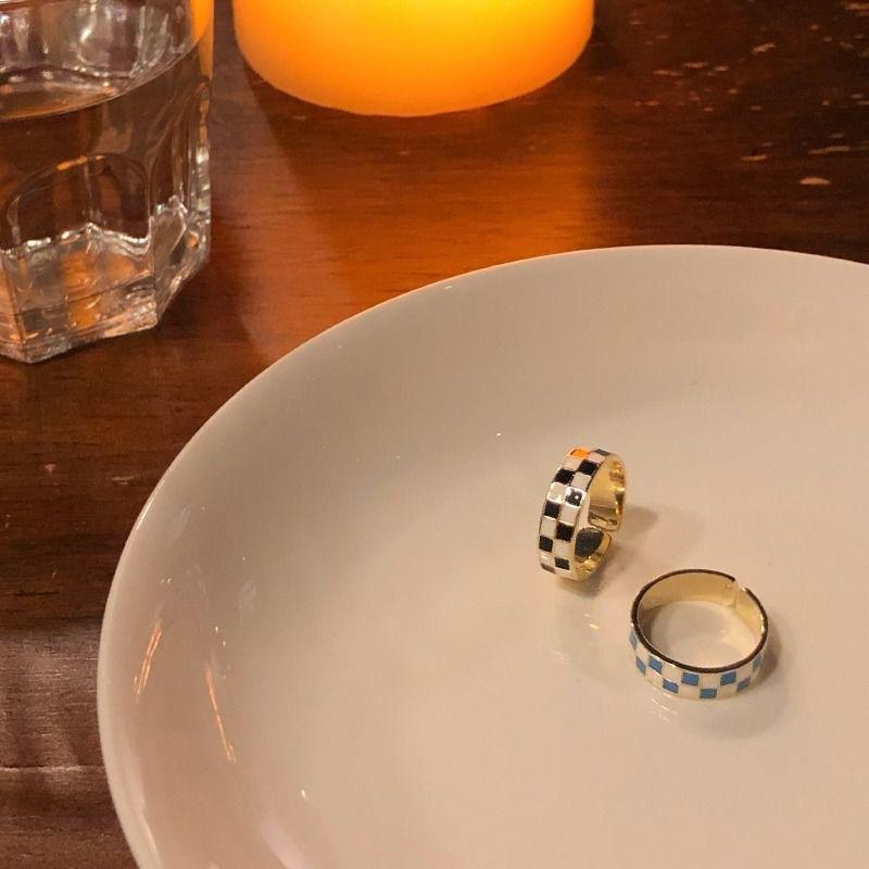 Простое геометрическое кольцо, женское модное черно-белое кольцо, женское кольцо из нержавеющей стали с металлическим шахматным узором, модные ювелирные изделия, подарок