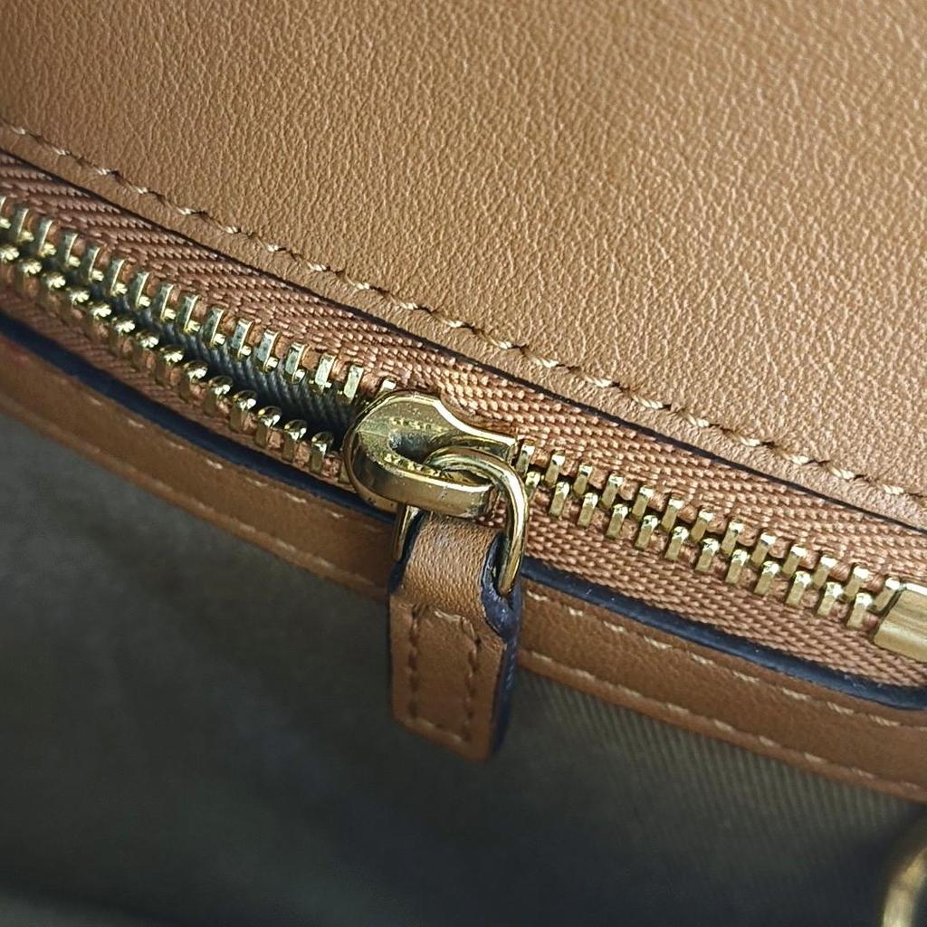 [Pre-Owned] Millie Visetos Classic Monogram Print Light Trendy Cool Girl Flap Chain Crossbody Bag Medium - Very Good #A168SB