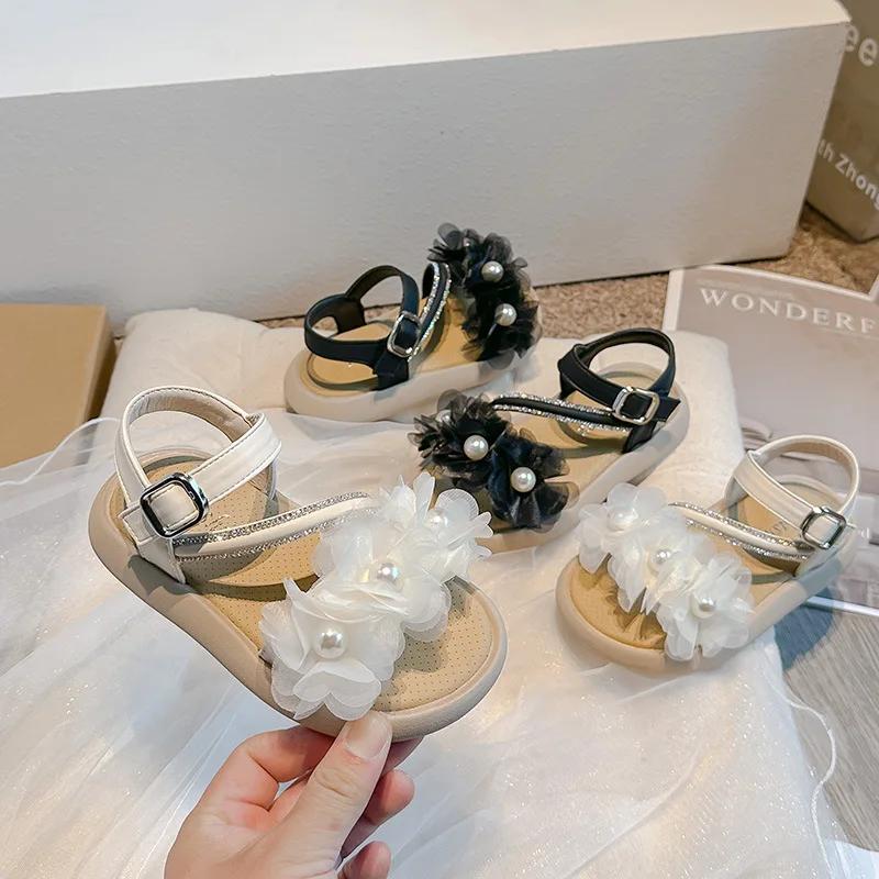 Детские сандалии 2024 года, летняя новая пляжная обувь для девочек с простой жемчужной детской мягкой подошвой, нескользящие милые сандалии принцессы с цветком