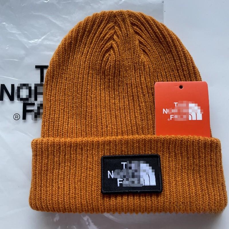 Вязаная шапка в городском стиле с вышивкой букв для повседневной носки в холодную погоду