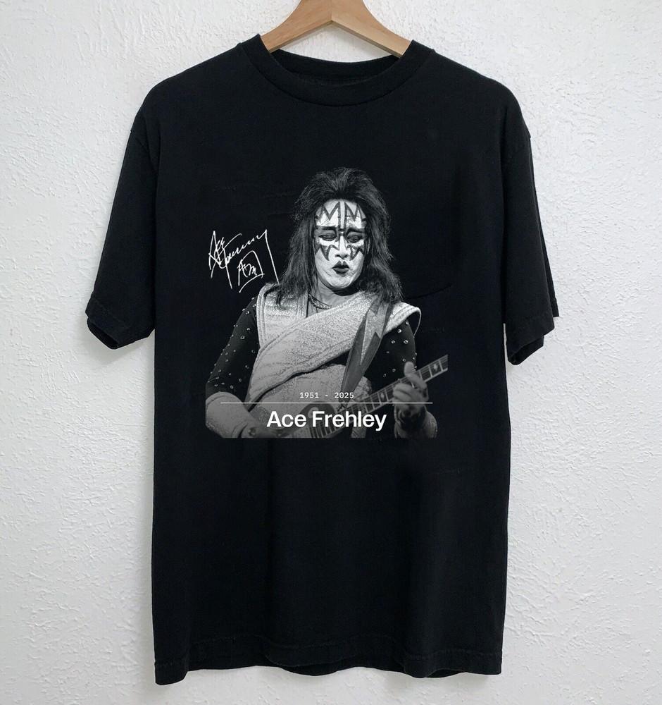 НОВЫЙ Signature T-shirt Эйса Фрейли 1951-2025 Все размеры S-5XL AG06 Унисекс T-shirt