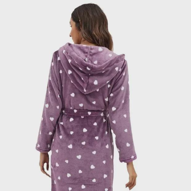 «Женский банный халат с капюшоном и завязкой в розово-фиолетовом цвете с принтом «Любовь» 2025 года»