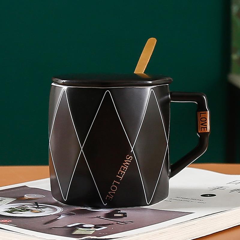 Керамическая чашка с крышкой и ложкой, креативная офисная чашка для питья для мужчин и женщин, парная черно-белая кружка, подарок на мероприятие