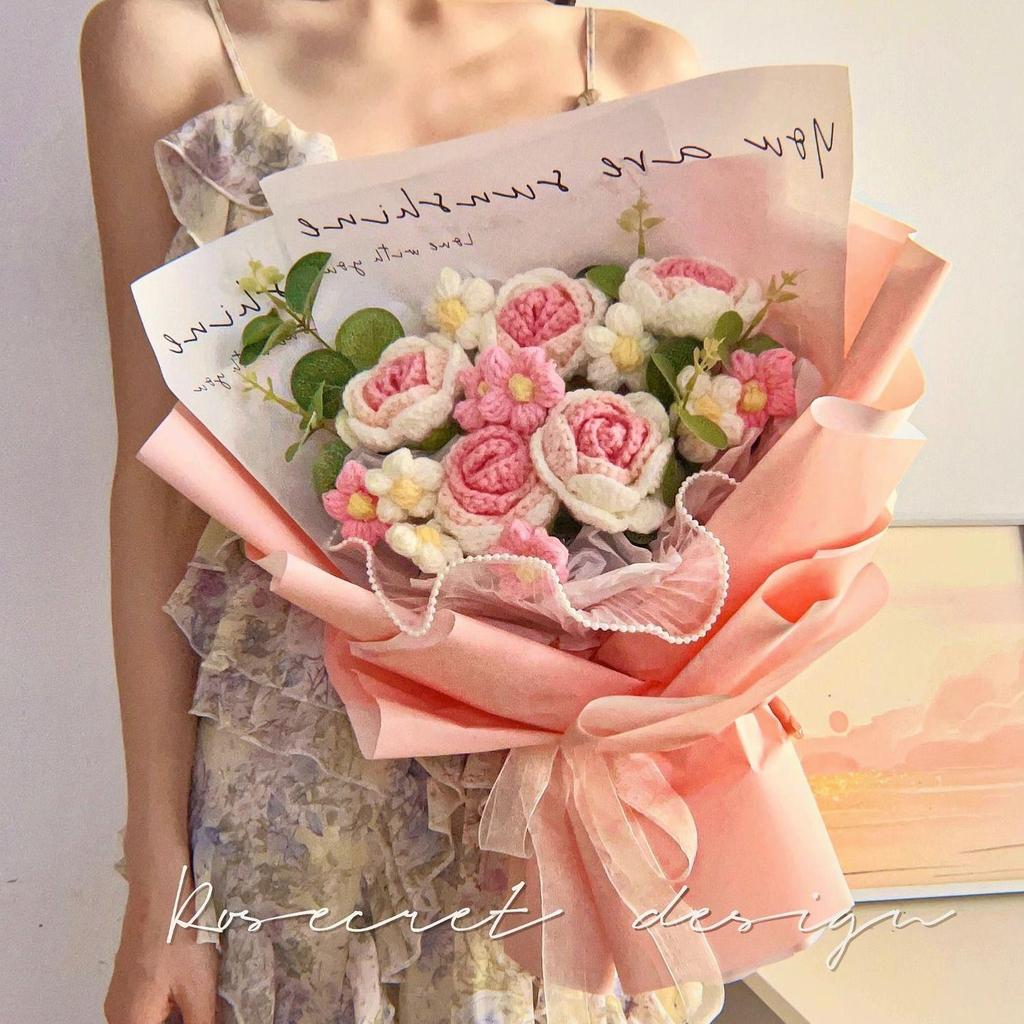 Вязаный крючком букет из роз и подсолнухов ручной работы для Праздника Богини