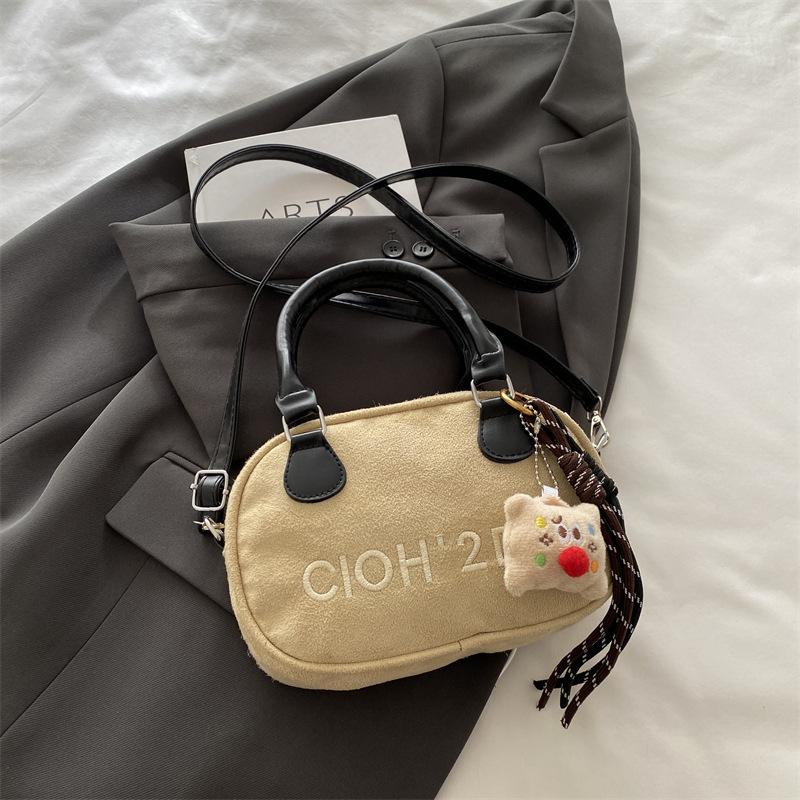 2025 Новая замшевая переносная сумка для боулинга, женская нишевая модная универсальная сумка через плечо с текстурированной небольшой квадратной сумкой