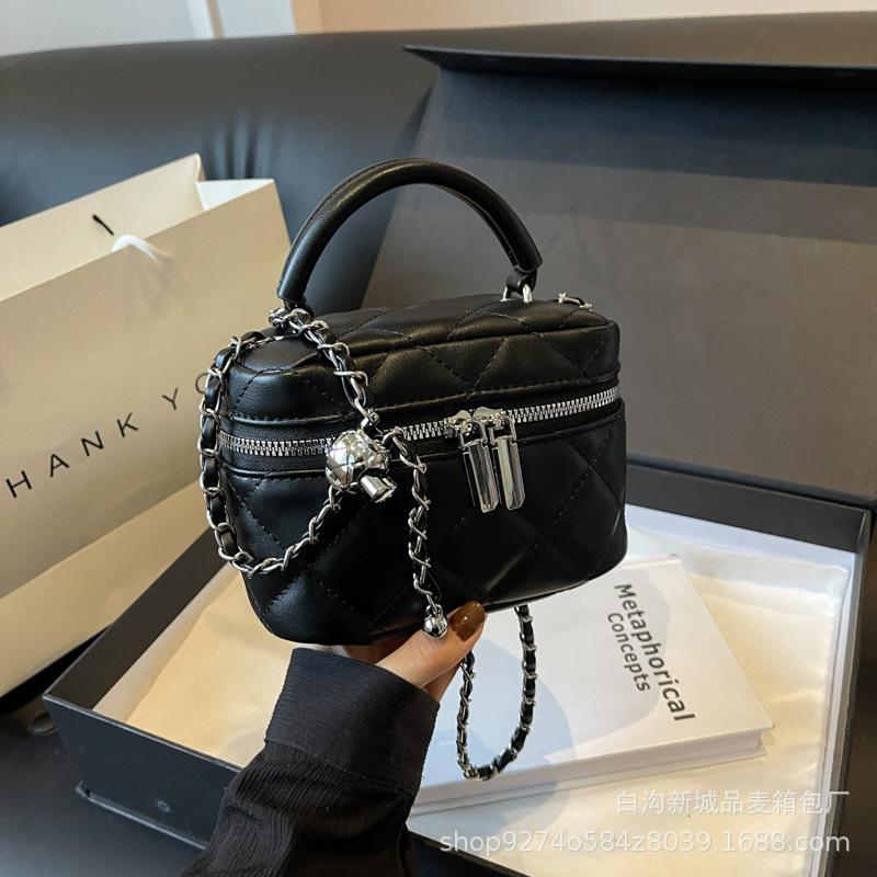 Fashionable and Simple Hand-held Small Bag Women's 2025 New Explosive One-shoulder Crossbody Bag Diamond Check Chain Small Square Bag