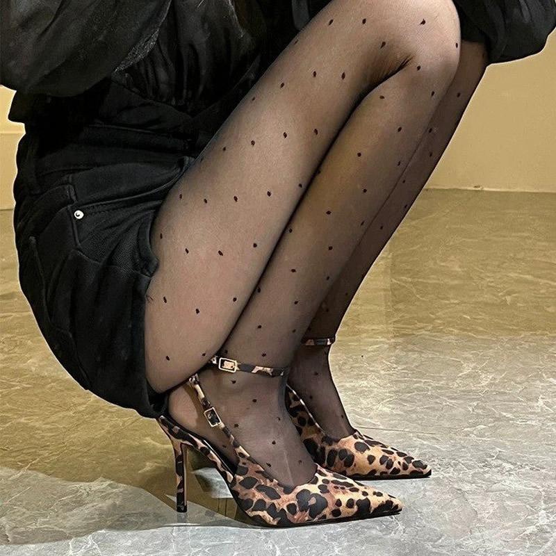 2025 Новый французский стиль Нишевый дизайн Чувство Тонкий каблук Острый носок После Пустой рот Сексуальный леопардовый принт Ретро Высокие каблуки Женщины