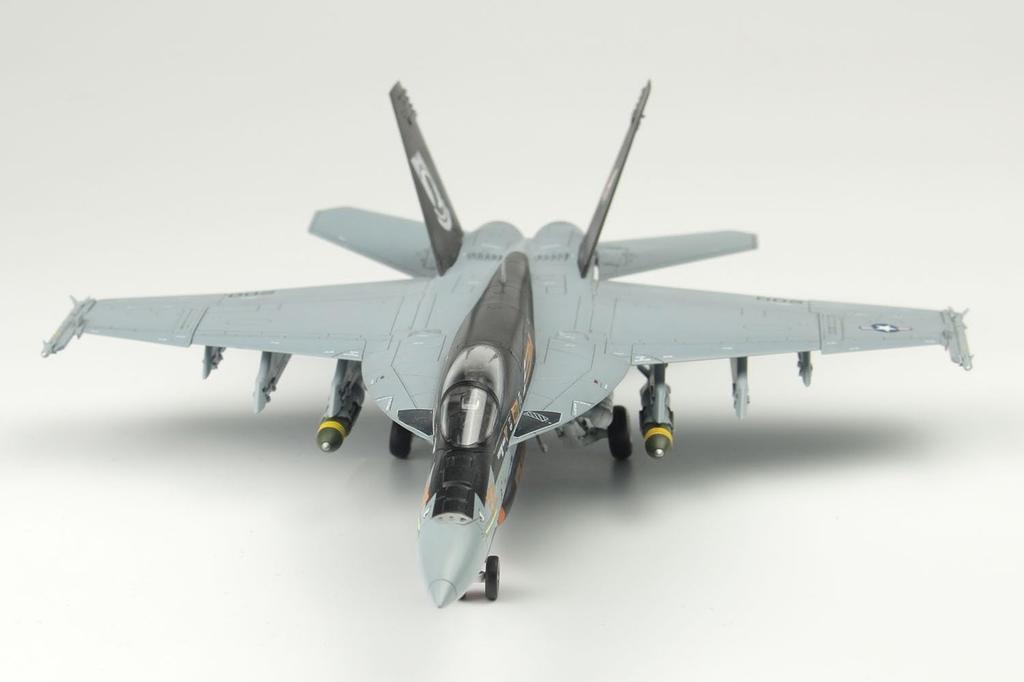 PLATZ Американский палубный истребитель Super Hornet Sunliners пластиковая модель 1/72 F/A-18E VFA-81 AE-34