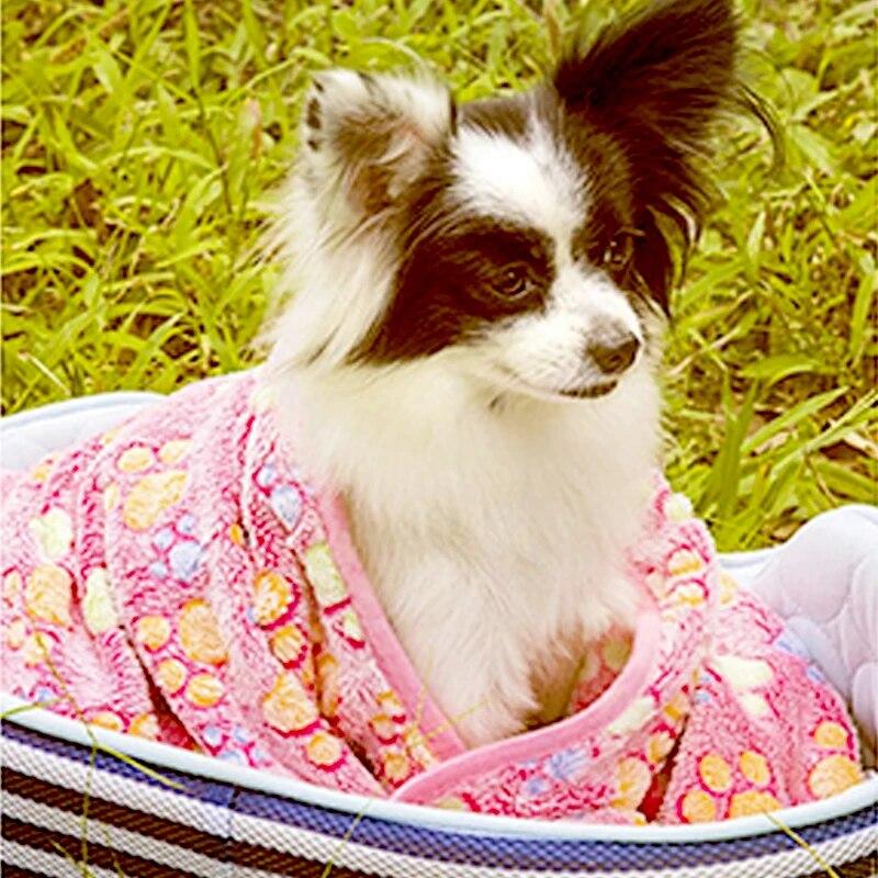 Одеяло для домашних животных без выпадения волос, коралловый флис, дышащий милый узор в виде лап, теплый и удобный тонкий коврик для кошек и собак, товары для домашних животных