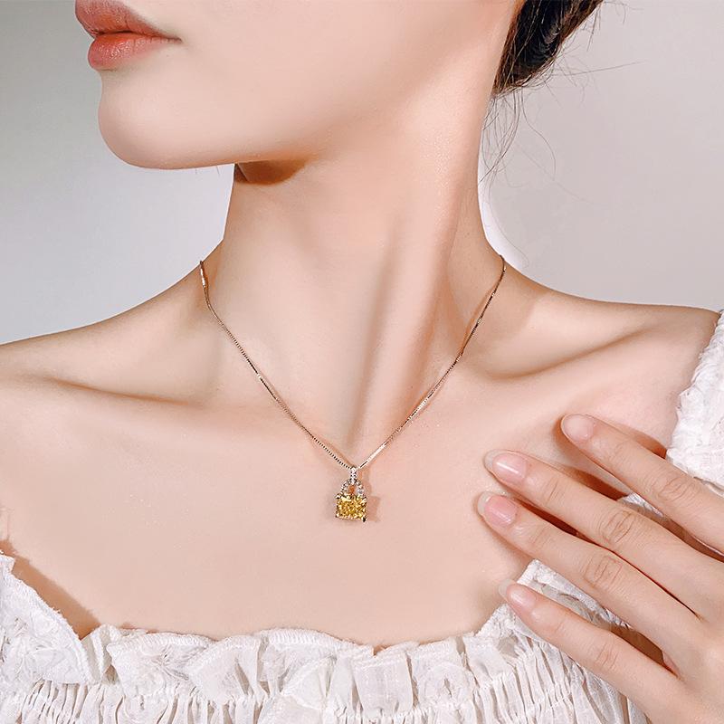 Jewelry New Jewelry Pendant High Carbon Diamond Necklace Flash Ice Flower Cut Women's Fashion Light Luxury Versatile
