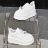 Белые кроссовки на платформе женские 2025 осень и зима новая универсальная небольшая обувь на танкетке с увеличением роста легкая повседневная спортивная обувь для скейтборда