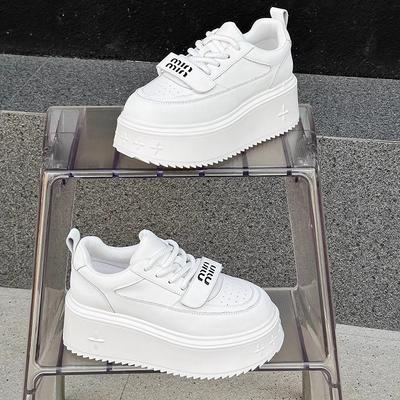 Белые кроссовки на платформе женские 2025 осень и зима новая универсальная небольшая обувь на танкетке с увеличением роста легкая повседневная спортивная обувь для скейтборда