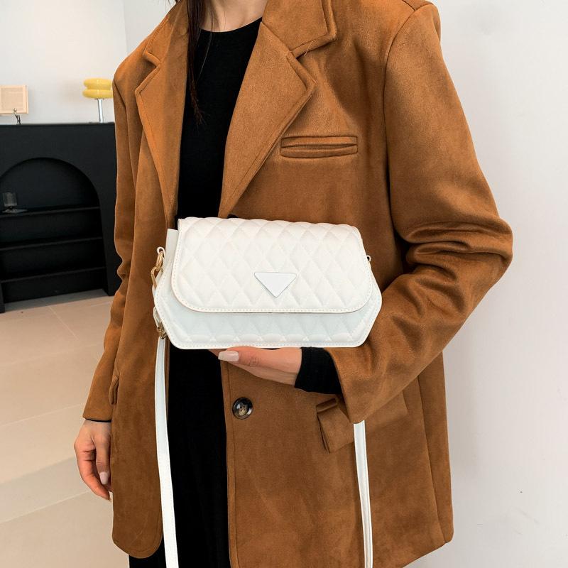 Зимняя популярная женская сумка 2024 года, новая ретро-мода, однотонная сумка через плечо, простая повседневная маленькая квадратная сумка