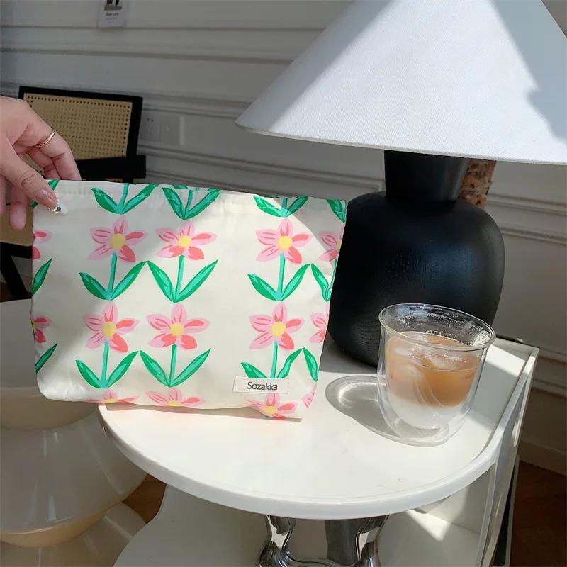 Vintage Flower Women's Cosmetic Bag Love Heart Ladies Portable Clutch Purse Handbags Female Daily Lipstick Makeup Storage Bags