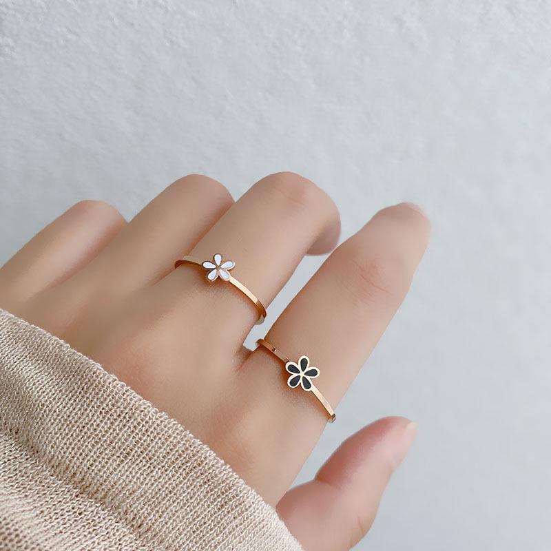 Корейское кольцо из титановой стали с черно-белой маргариткой — минималистичный, шикарный дизайн для женщин, модный стиль для указательного пальца.