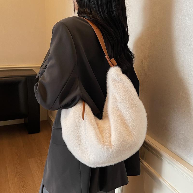 Уникальная нишевая плюшевая сумка женская 2025 новая дорожная сумка большой вместимости на плечо подмышку плюшевая сумка сумка-круассан