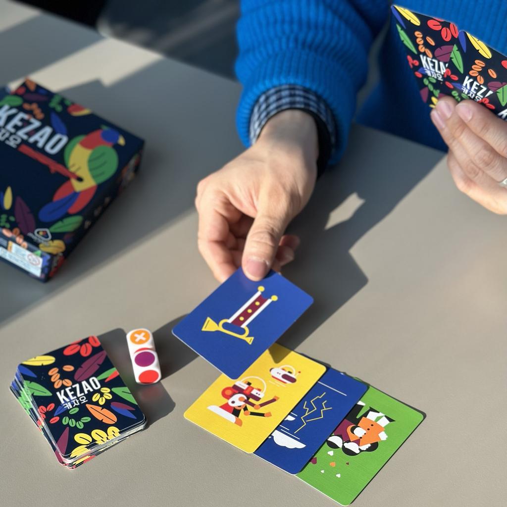 Kezhao Карточная игра на ловкость и подбор цветов