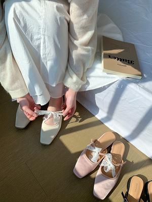 Летние плоские сандалии женские 2025 новые квадратный носок ремешок с пряжкой дышащий сатин повседневные слинги шикарные мюли для леди