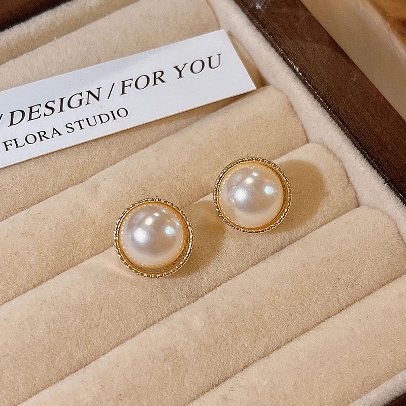 2025 Retro-Inspired Imitation Pearl Earrings: Niche Light Luxury Ear Studs & Pendants