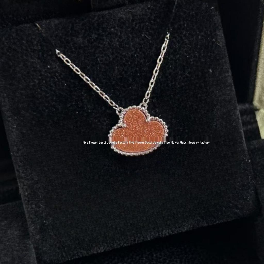 Ожерелье «Четырехлистный клевер» Van Cleef: Золотой кулон с дизайном в виде пяти цветков, с белым перламутром, красным агатом и бриллиантом для женщин.