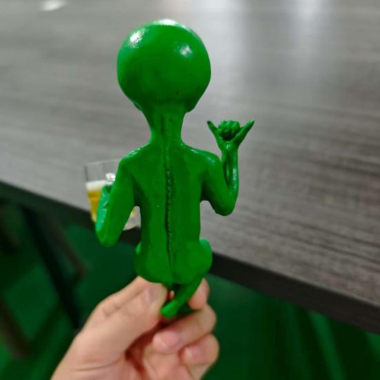 Фигурка Инопланетянина с Пивной Кружкой из Смолы, Декоративное Настольное Украшение, Креативное Украшение для Стола для Дома, Гостиной, Спальни, Офиса, Сада, Балкона