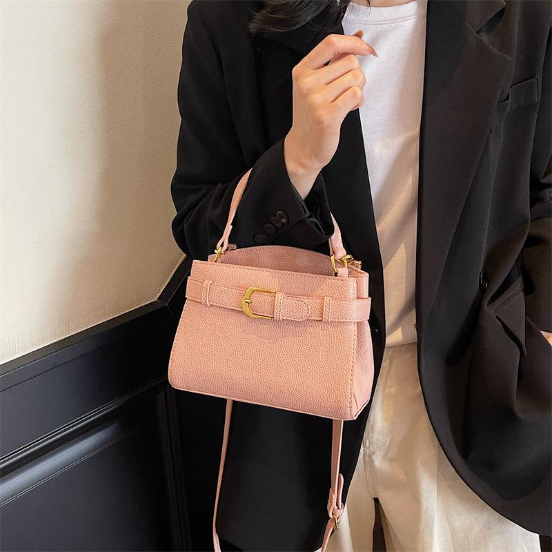 Премиальная маленькая квадратная сумка с узором личи для женщин, новая летняя модная сумка на плечо 2025 года, сумка-тоут в иностранном стиле с ремешком и пряжкой