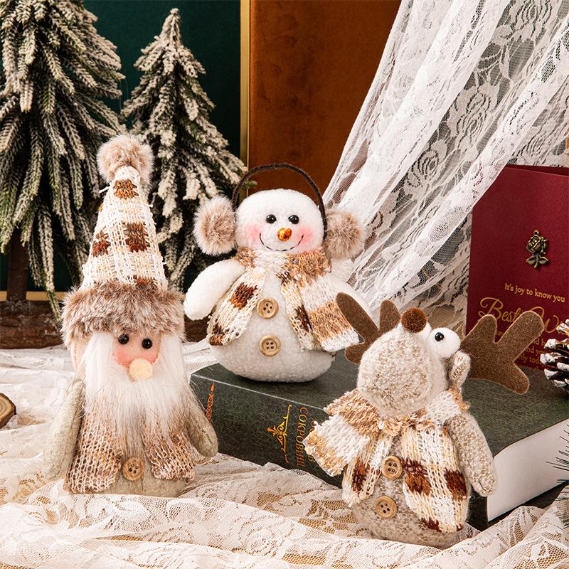 Рождественский ornament Снеговик в вязаной шапке и шарфе