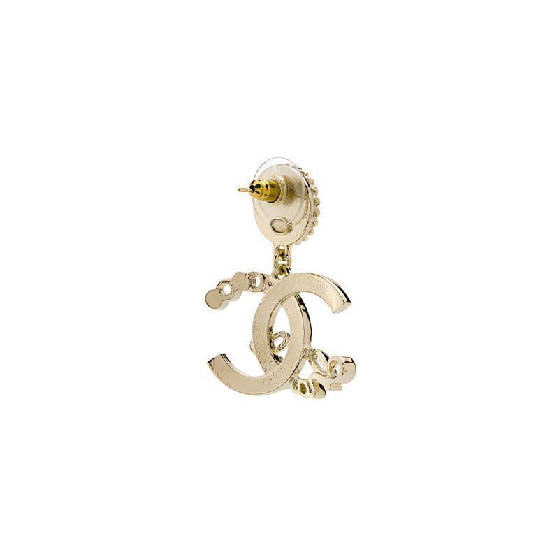 Chanel [Новинки весна-лето 22] металлический, стеклянный и стразовый кулон двойные серьги-кольца с жемчугом золотые