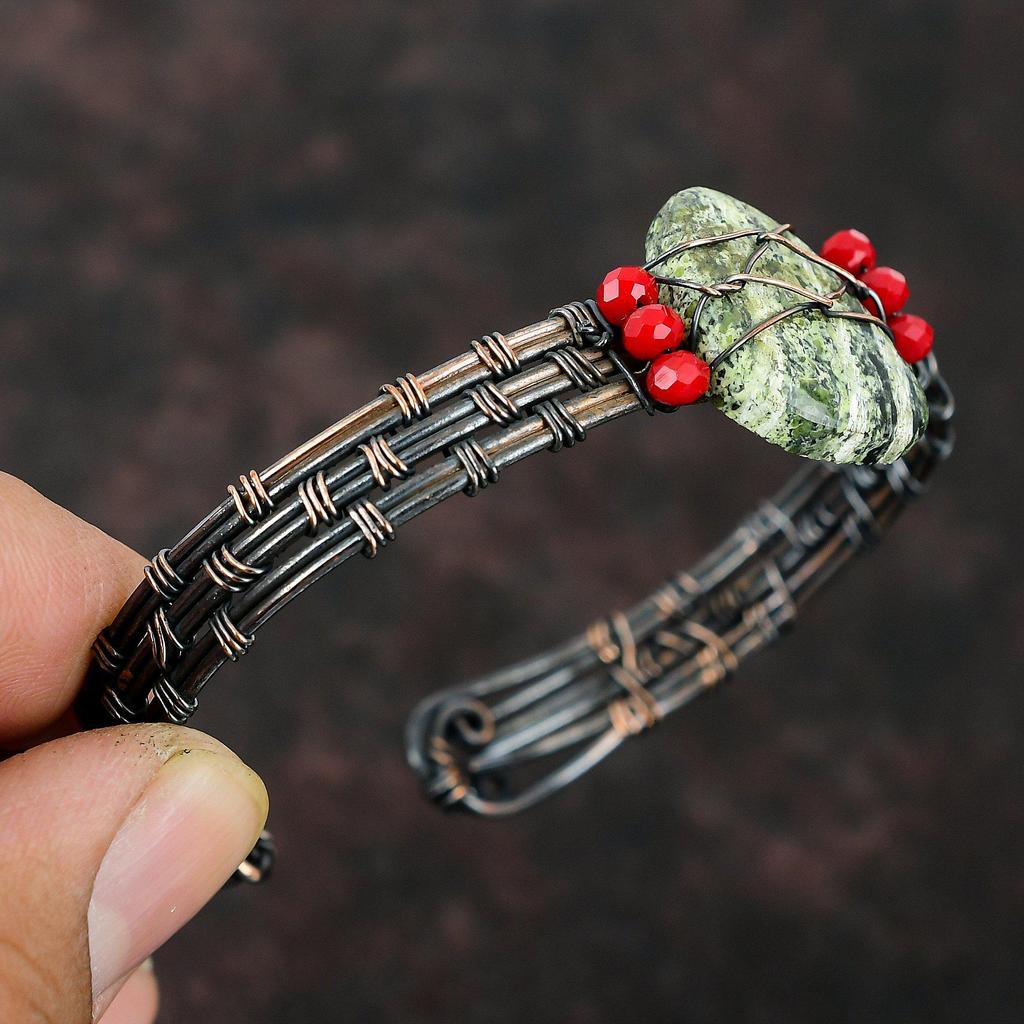 Браслет-манжета из зеленого швейцарского опала Красные коралловые бусины Манжеты из медной проволоки Ювелирные изделия из камня Регулируемые манжеты Браслет ручной работы Браслет из проволочной обмотки