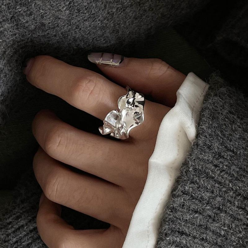 Trendy Minimalist Korean Vintage Stacking Rings for Women - Influencer-Approved Light Luxury Style.