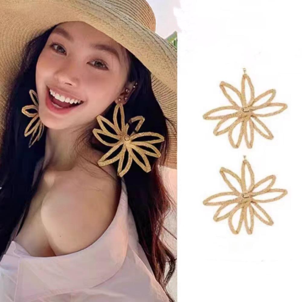 Zinc Zinc Alloy Straw Woven Earrings Elegant Hollow Floral Earrings Exaggerated Flower Ear Studs Vacation