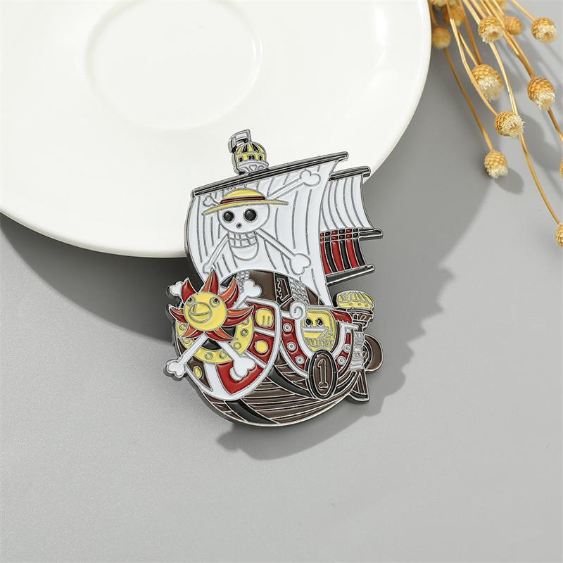 Брошь Пиратский Корабль из One Piece Металлическая Эмалированная Булавка Аниме Украшение Подарок для Фанатов Аксессуары для Одежды Сумки