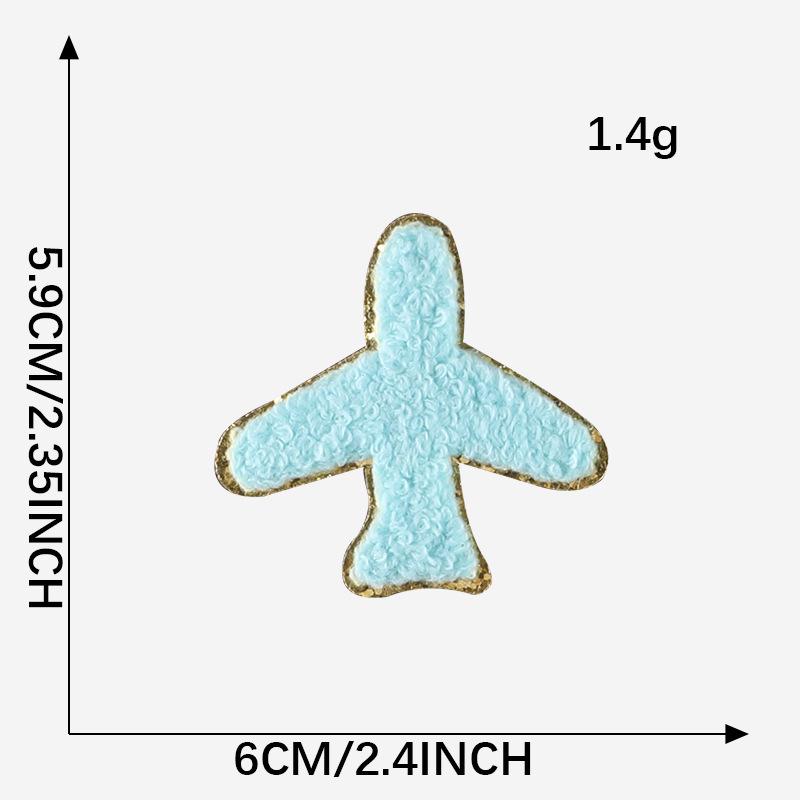 Полотенце из синели с золотой окантовкой, вышитыми нашивками в виде молний и радуги