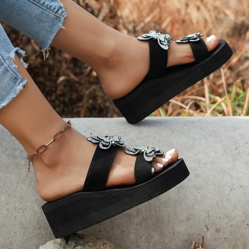 Тапочки на танкетке с кристаллами-бабочками для женщин 2024 года, сандалии большого размера на толстой подошве, женские нескользящие шлепанцы на платформе Mujer