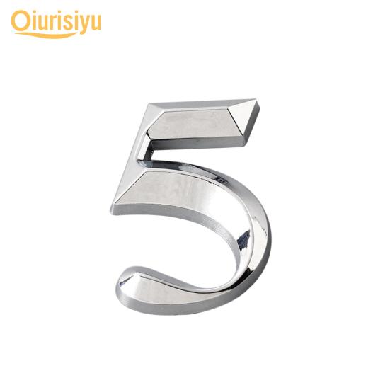 Позолоченная табличка на двери дома, цифра номера адреса