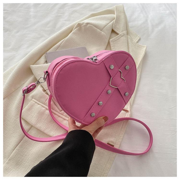 Любовь к заклепкам популярная мода 2025 новая модель с женской сумкой через плечо