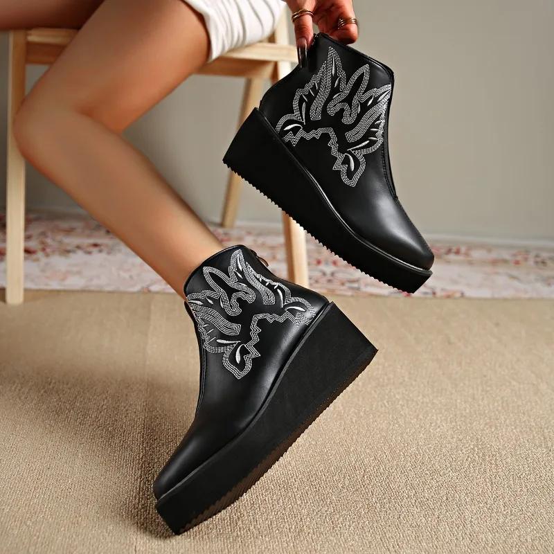 Обувь для женщин 2024 года, женские ботинки до щиколотки больших размеров, ретро-современные ботинки, женские туфли с вышивкой, круглым носком, на молнии сзади, на танкетке, женские