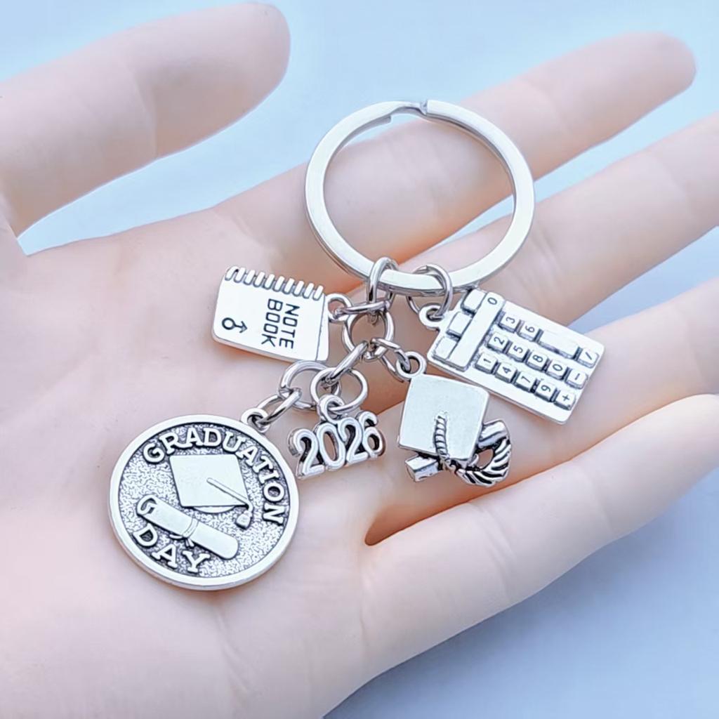 Винтажная Металлическая Линейка-Калькулятор 2026 Формы Шляпы Доктора Брелок из Сплава Аксессуар для Сумки Простая Мода Маленький Подарок на Выпускной