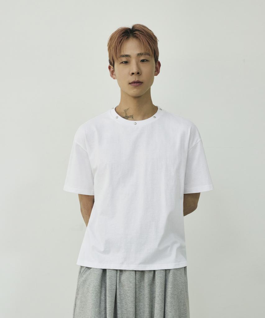 SCALLYWAG Neckline Studded T-Shirt [White]