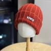 Корейская шерстяная шапка для мужчин и женщин на осень и зиму, новый теплый стиль, маленький лифтинг лица, защита ушей, универсальная, цвет дофамина, нашивка, вязаная шапка