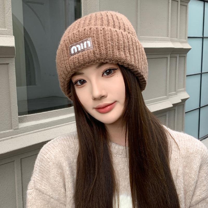 Новые осенне-зимние шапки для женщин Модная вязаная шерстяная шапка с надписями Однотонная универсальная студенческая теплая и холодная шапка
