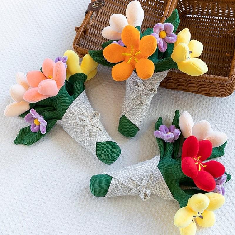 Милая плюшевая игрушка медведь с красивой цветочной композицией в оранжевых, розовых и красных оттенках