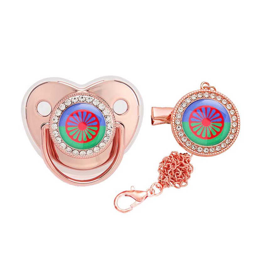 Соска-пустышка с бриллиантами и зажимом в виде цыганского флага