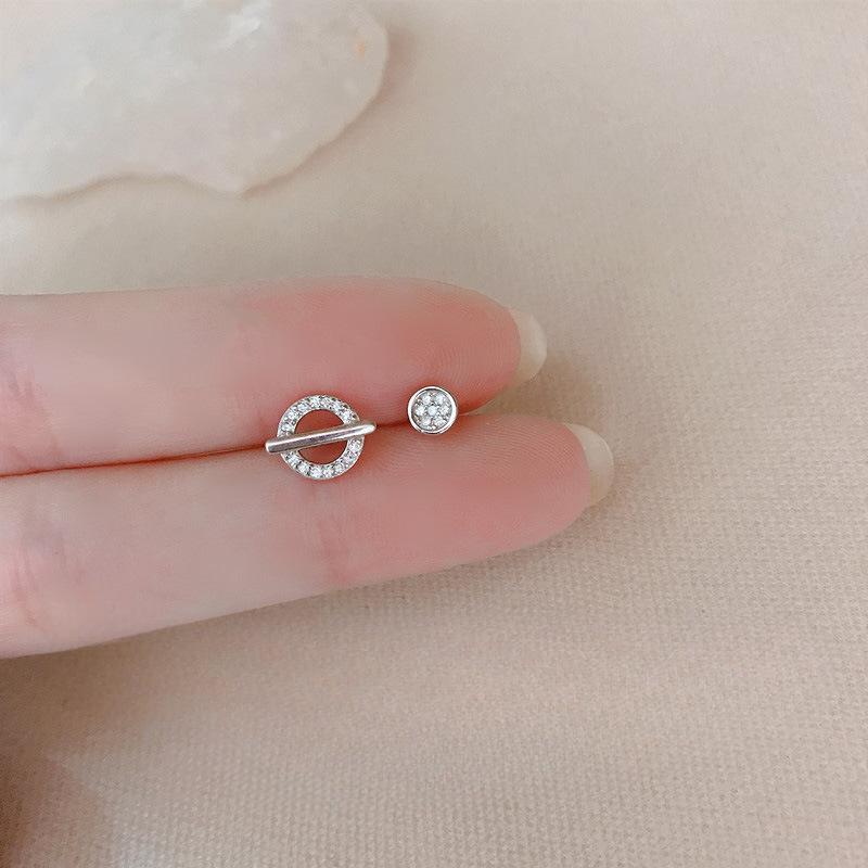 Асимметричные круглые серьги-гвоздики, простые серьги с изображением планеты Сатурн летом, невидимые серьги можно носить на работе