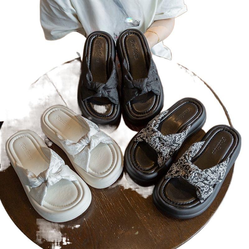 Носите новую повседневную пляжную обувь на толстой подошве на улице для модных и универсальных шлепанцев через плечо