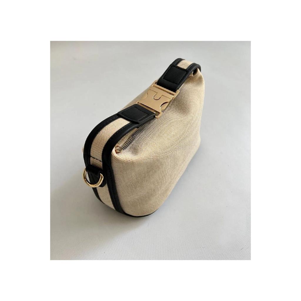 Deel Model Hand And Women's Shoulder Bag