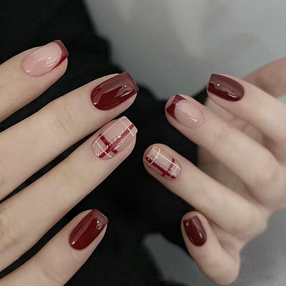 Весенне-летние короткие белые наклейки на кончики ногтей - Готовое изделие