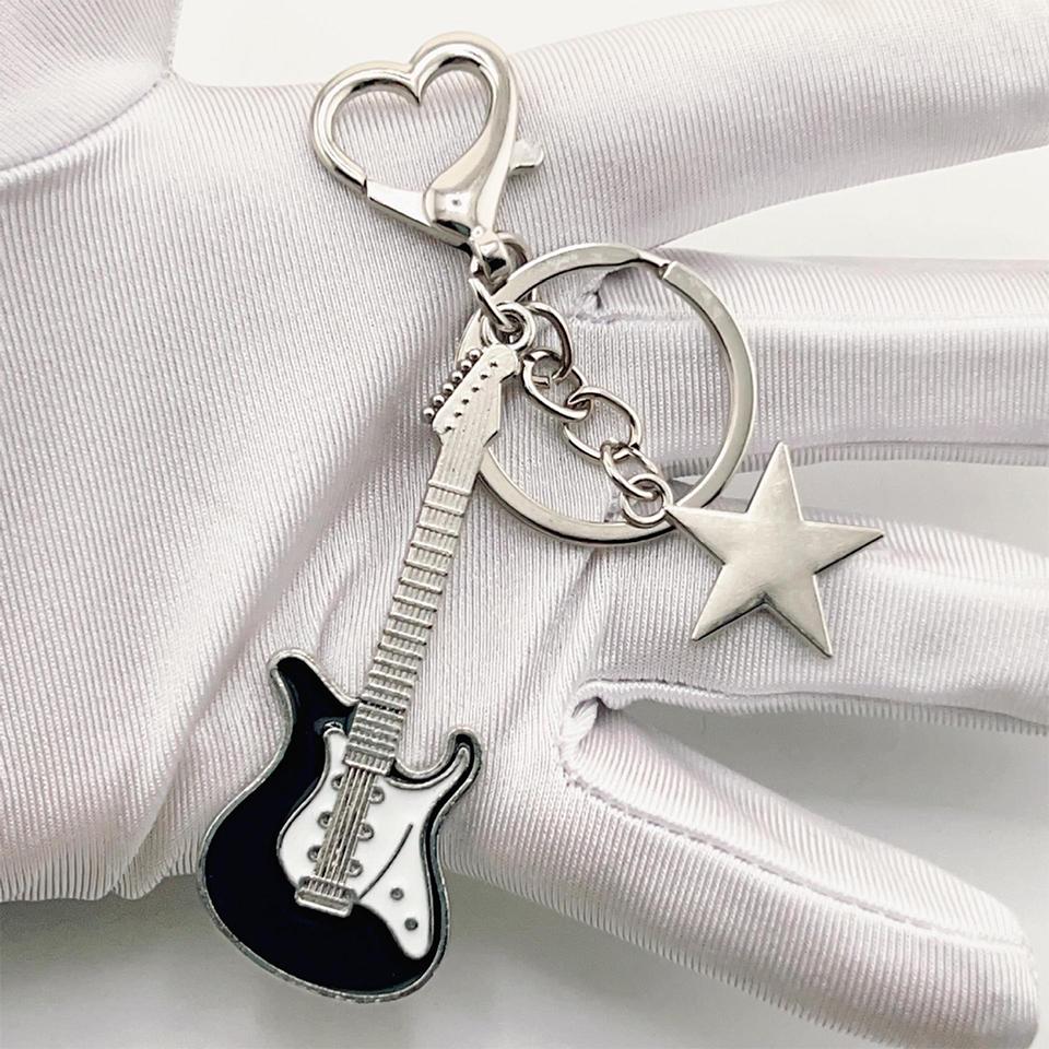 2pcs Y2k Guitar Love Heart Keychain for Men Women Cool Pentagram Pendant Rock Punk Accessories Gift