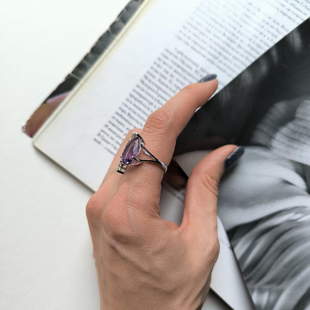 Серебряное кольцо с натуральным аметистом, хризолітом, вес изделия 4,18 гр (2183358)