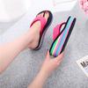 Модные шлепанцы 2024 года, лето, новые радужные толстые подошвы, наклонный каблук, верхняя одежда, повседневная пляжная нескользящая женская обувь, тапочки для девочек